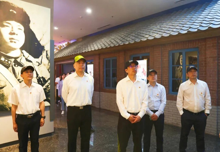 傳承雷鋒精神，弘揚(yáng)榜樣力量——省建科院組織黨員干部參觀雷鋒紀(jì)念館(圖2)